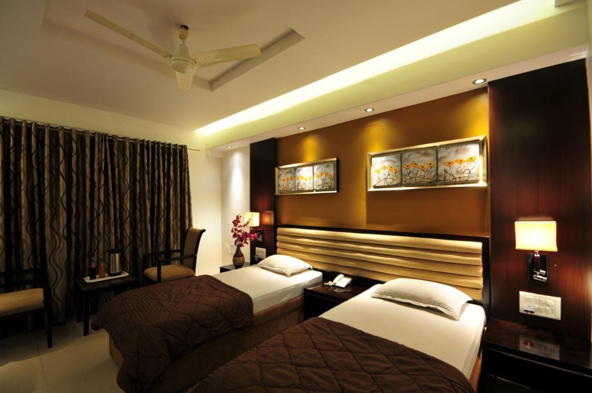Hotel Surabhi Regency Ānand Eksteriør bilde