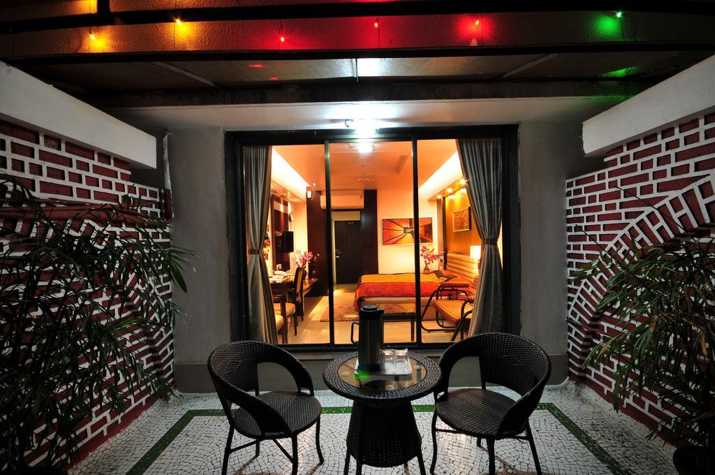 Hotel Surabhi Regency Ānand Eksteriør bilde