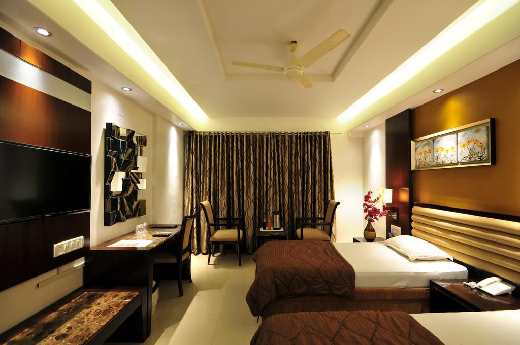 Hotel Surabhi Regency Ānand Eksteriør bilde