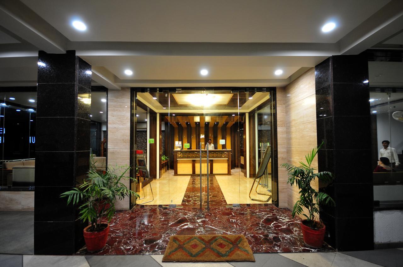 Hotel Surabhi Regency Ānand Eksteriør bilde