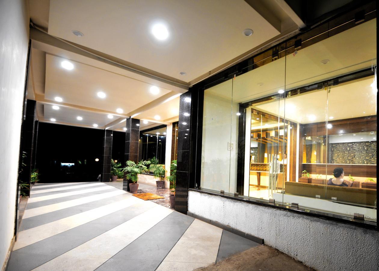 Hotel Surabhi Regency Ānand Eksteriør bilde